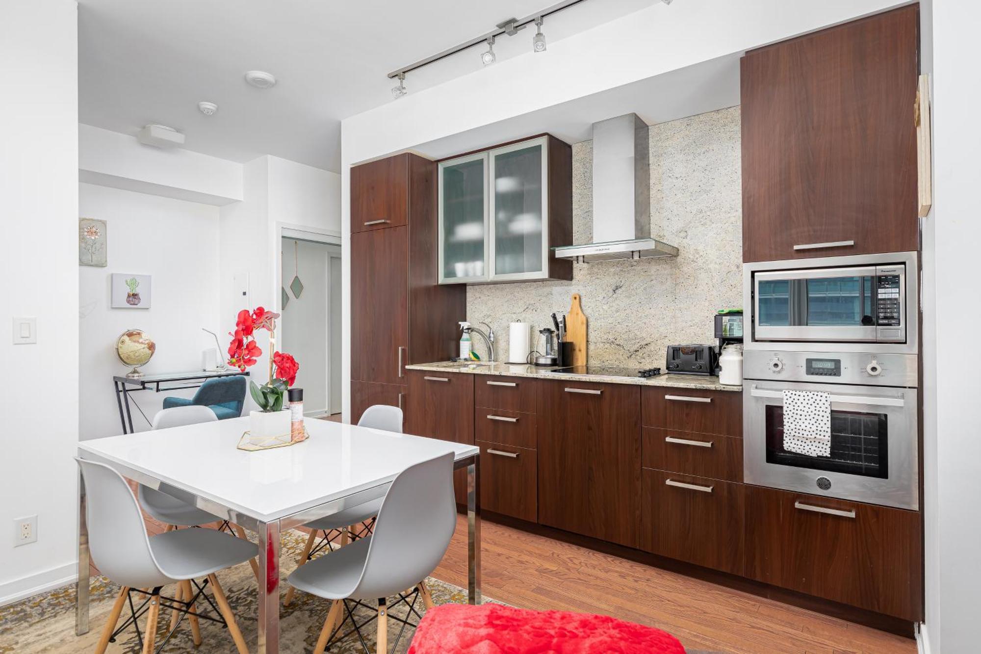 Downtown Toronto Condo Near Cn Tower, Scotiabank Arena, Rogers Centre, Union Station Exterior photo